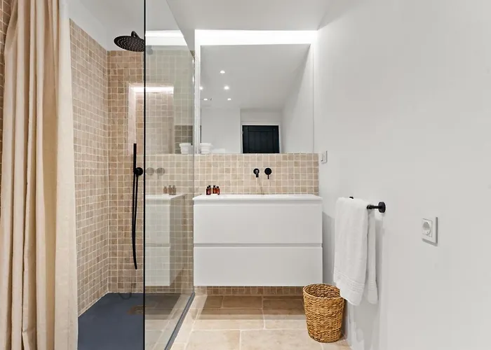 Frontline Mediterranean Escape 아파트 *