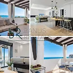 Frontline Mediterranean Escape 아파트 *